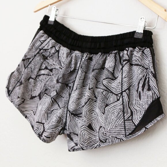 Lululemon Hotty Hot Shorts Dottie Tribe White Black 2.5" Inseam Size 8 Active - Picture 8 of 16